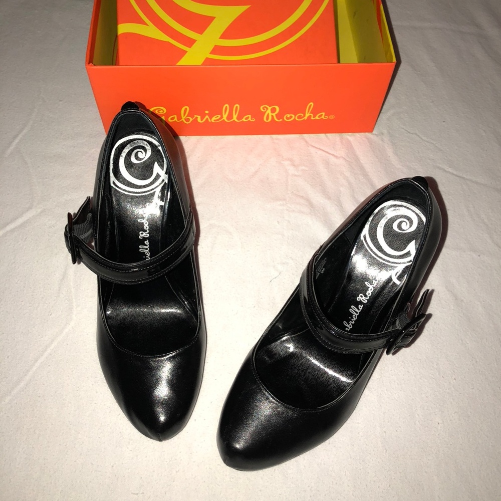 Black pumps in women